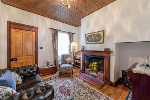 Sargeants & Armoury Cottages 1823 - Hervey Bay Accommodation 5