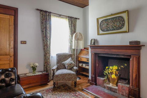 Sargeants & Armoury Cottages 1823 - Hervey Bay Accommodation 2