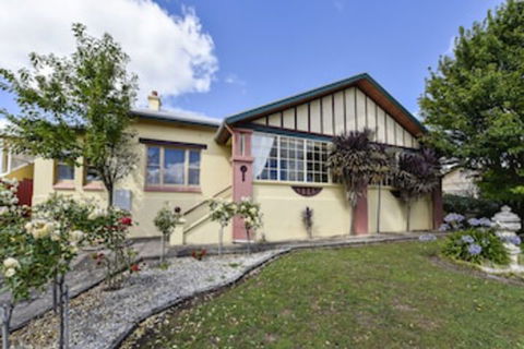 Wyatt Guest House - Hervey Bay Accommodation 0