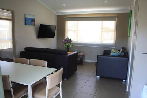 The Bowlo Holiday Cabins - Hervey Bay Accommodation 7