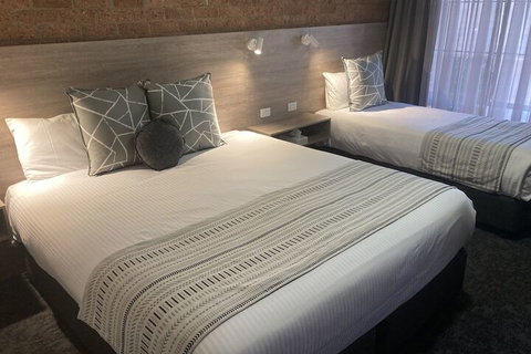 Hamilton's Henry Parkes Motor Inn, Parkes - Hervey Bay Accommodation 1