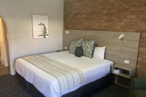 Hamilton's Henry Parkes Motor Inn, Parkes - Hervey Bay Accommodation 7