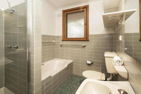 Alpine House Views Over Lake Jindabyne & The Snowy Mountains - Hervey Bay Accommodation 3