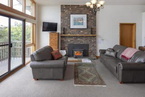 Alpine House Views Over Lake Jindabyne & The Snowy Mountains - Hervey Bay Accommodation 4