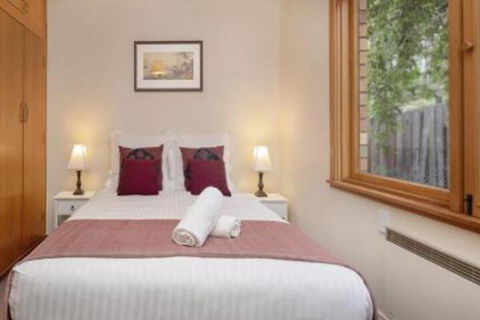 Alpine House Views Over Lake Jindabyne & The Snowy Mountains - Hervey Bay Accommodation 2