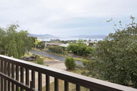 Alpine House Views Over Lake Jindabyne & The Snowy Mountains - Hervey Bay Accommodation 1