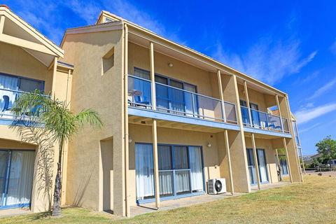 The Marina Hotel - Tourism Hervey Bay 1