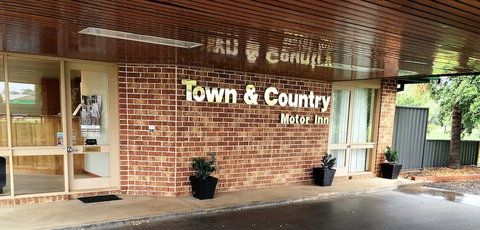 Town & Country Motor Inn Forbes - Hervey Bay Accommodation 1