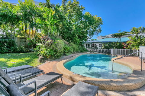 Beachfront Apartments On Trinity Beach - Hervey Bay Accommodation 4