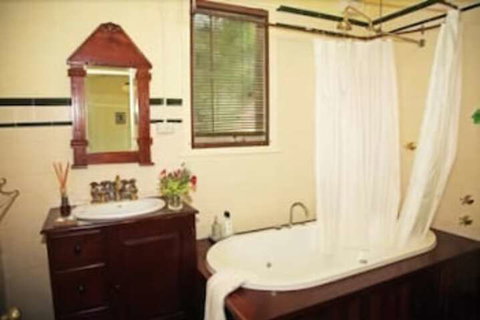 Fawkes House Country Spa Retreat - Hervey Bay Accommodation 4