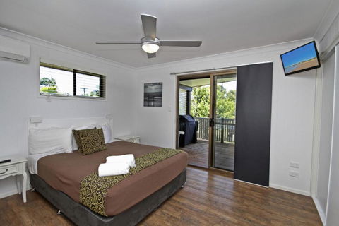 Red Door Beach House Marcoola Beach PET FRIENDLY FOXTEL WIFI 500 BOND Linen Supplied - Hervey Bay Accommodation 4