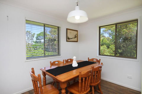 Red Door Beach House Marcoola Beach PET FRIENDLY FOXTEL WIFI 500 BOND Linen Supplied - Hervey Bay Accommodation 3