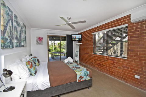 Red Door Beach House Marcoola Beach PET FRIENDLY FOXTEL WIFI 500 BOND Linen Supplied - Hervey Bay Accommodation 5