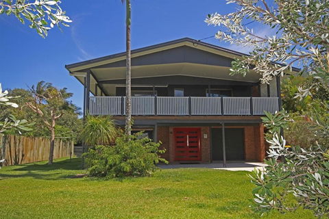 Red Door Beach House Marcoola Beach PET FRIENDLY FOXTEL WIFI 500 BOND Linen Supplied - Hervey Bay Accommodation 6