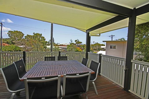 Red Door Beach House Marcoola Beach PET FRIENDLY FOXTEL WIFI 500 BOND Linen Supplied - Hervey Bay Accommodation 1