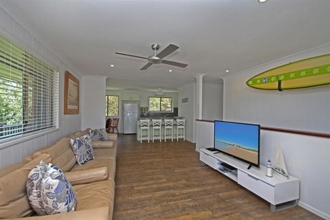 Red Door Beach House Marcoola Beach PET FRIENDLY FOXTEL WIFI 500 BOND Linen Supplied - Hervey Bay Accommodation 2
