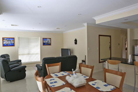 Marina Holiday Home - Hervey Bay Accommodation 2