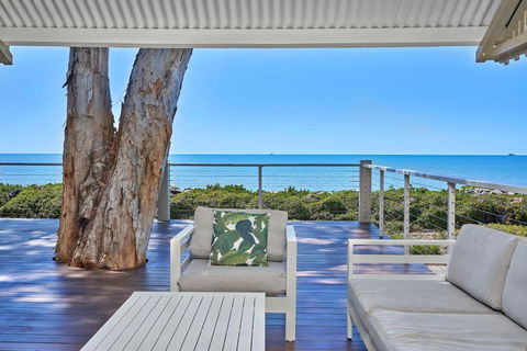 Decked Out By The Sea - Hervey Bay Accommodation 1