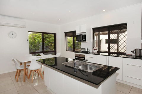 6 Petrie Ave Marcoola Pet Friendly Linen Supplied - Hervey Bay Accommodation 2