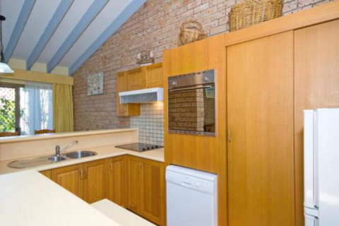 Gowrie Avenue Bay Parklands Townhouse 04 2 - Hervey Bay Accommodation 3