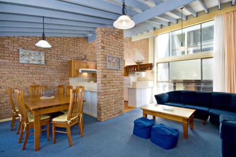 Gowrie Avenue Bay Parklands Townhouse 04 2 - Hervey Bay Accommodation 0