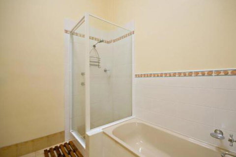 Gowrie Avenue Bay Parklands Townhouse 04 2 - Hervey Bay Accommodation 5