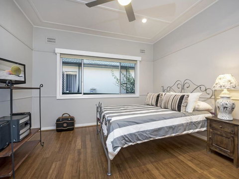 The Entrance North Lakeside Cottage - Hervey Bay Accommodation 4