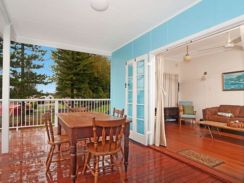 The Blue House Flat Walk To River & Beach - Hervey Bay Accommodation 3