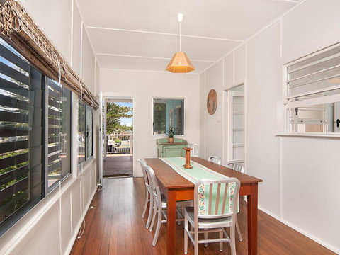 The Blue House Flat Walk To River & Beach - Hervey Bay Accommodation 1