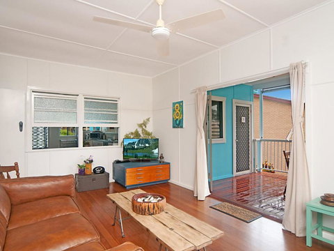 The Blue House Flat Walk To River & Beach - Hervey Bay Accommodation 5
