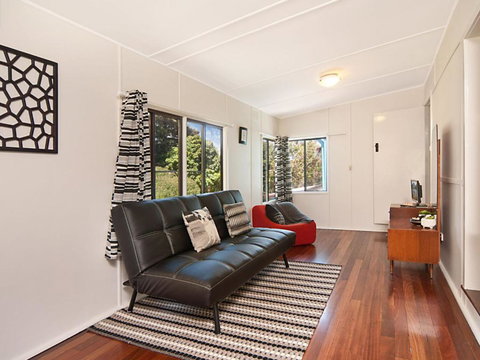 The Blue House Flat Walk To River & Beach - Hervey Bay Accommodation 4