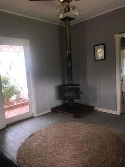 Cosy Country Cottage With AirCon - Hervey Bay Accommodation 4