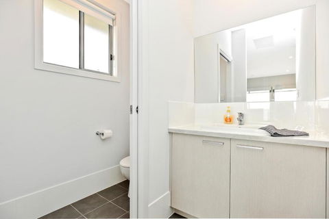 Avaya Sellicks Beachfront Getaway WiFi - Tourism Hervey Bay 5