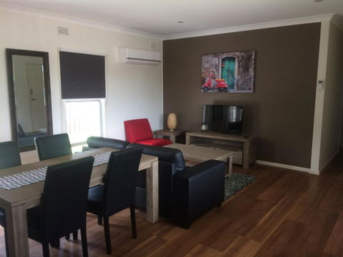 Costa Park Cottage Dio Armidale - Hervey Bay Accommodation 4