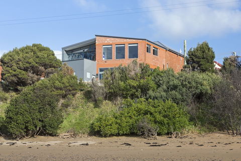 Novo Luxury Apartment - Hervey Bay Accommodation 0
