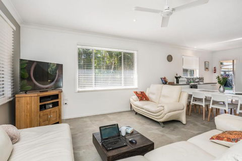 A SWEET ESCAPE Carefree Beach Home - Hervey Bay Accommodation 5