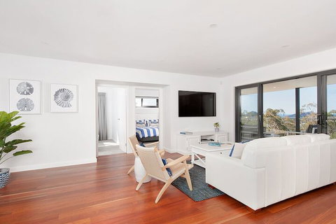 Hilltop Hideaway Breathtaking Views Moments To Beach! - Hervey Bay Accommodation 3