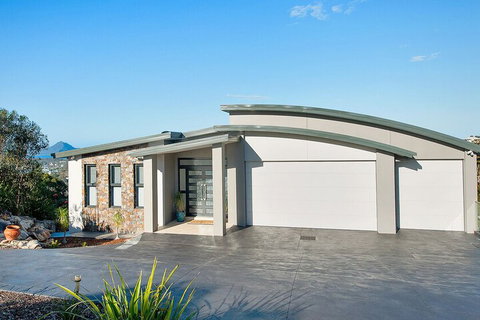 Hilltop Hideaway Breathtaking Views Moments To Beach! - Hervey Bay Accommodation 2