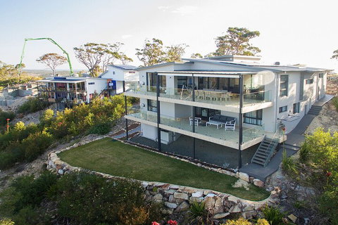 Hilltop Hideaway Breathtaking Views Moments To Beach! - Hervey Bay Accommodation 1