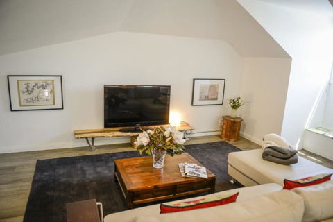Myrtle Tree Lodge Leaves Kangaroo Valley - Hervey Bay Accommodation 5