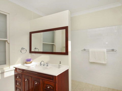 Robin Hill Manor Rambling Retreat & Tennis Court - Tourism Hervey Bay 4