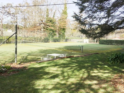 Robin Hill Manor Rambling Retreat & Tennis Court - Tourism Hervey Bay 1