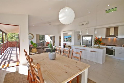 STUNNING HOME WITH SPECTACULAR VIEWS & CLOSE TO THE BEACH - Hervey Bay Accommodation 4