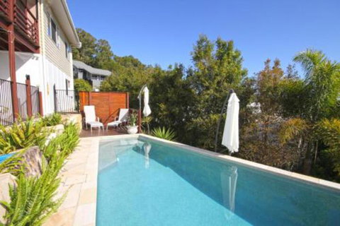 STUNNING HOME WITH SPECTACULAR VIEWS & CLOSE TO THE BEACH - Hervey Bay Accommodation 0