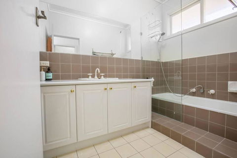 Alice Wonderland In 4 Beds House - Tourism Hervey Bay 3