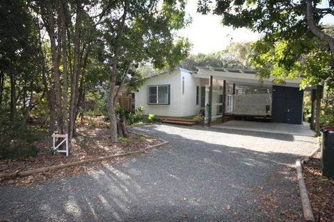 15 Belle Court Modern Architect Designed Open Plan Holiday Home With Outdoor Shower - Hervey Bay Accommodation 1