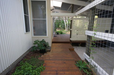 15 Belle Court Modern Architect Designed Open Plan Holiday Home With Outdoor Shower - Hervey Bay Accommodation 6
