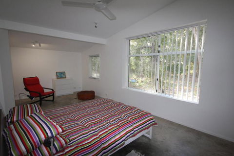 15 Belle Court Modern Architect Designed Open Plan Holiday Home With Outdoor Shower - Hervey Bay Accommodation 3
