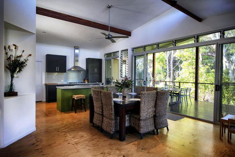 17 Naiad Court Modern Open Plan Family Home With Covered Outdoor Area & Double Lock Up Garage - Hervey Bay Accommodation 5