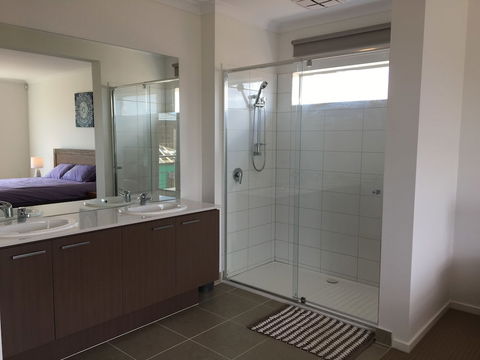 Apple House Point Cook - Hervey Bay Accommodation 1
